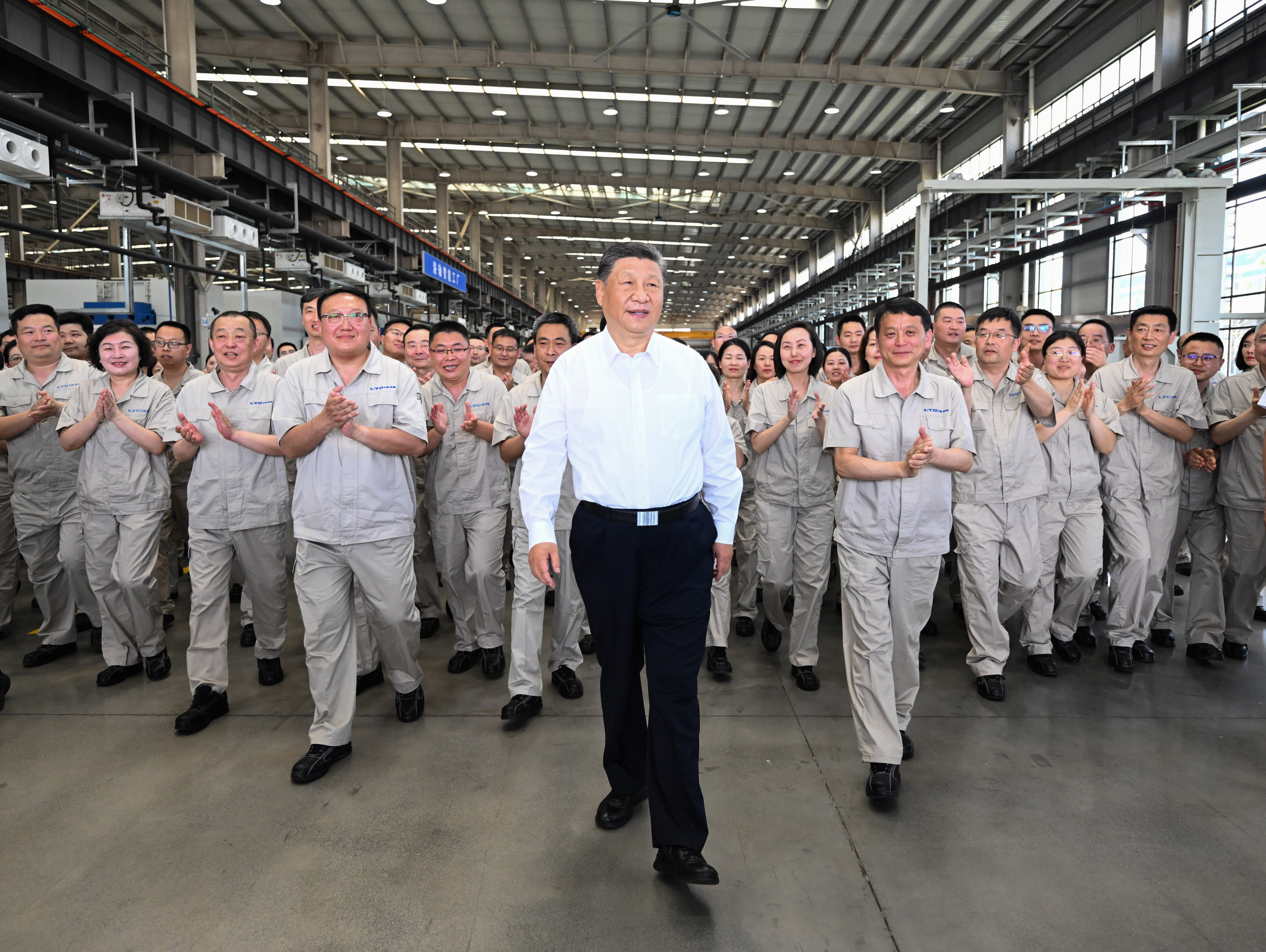 月19日至20日，中共中央總書記、國家主席、中央軍委主席習(xí)近平在河南考察。這是19日下午，習(xí)近平在洛陽軸承集團股份有限公司智能工廠考察時，同企業(yè)職工在一起。新華社記者 燕雁 攝