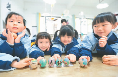 3月18日，貴州省黔南布依族苗族自治州都勻市青云湖幼兒園的小朋友們?cè)隗w驗(yàn)立蛋民俗。肖 偉攝（人民視覺(jué)）