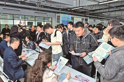 2024年3月，在蘭州大學(xué)2024屆畢業(yè)生大型春季綜合雙選會(huì)現(xiàn)場(chǎng)，青年學(xué)子踴躍報(bào)名西部用人單位。 蘭州大學(xué)供圖