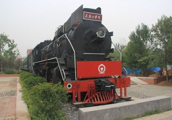 高校校園內(nèi)通火車成全國首個校內(nèi)通火車的大學 網(wǎng)友:校園是得有多大 高校校園內(nèi)通火車成全國首個校內(nèi)通火車的大學 網(wǎng)友:校園是得有多大