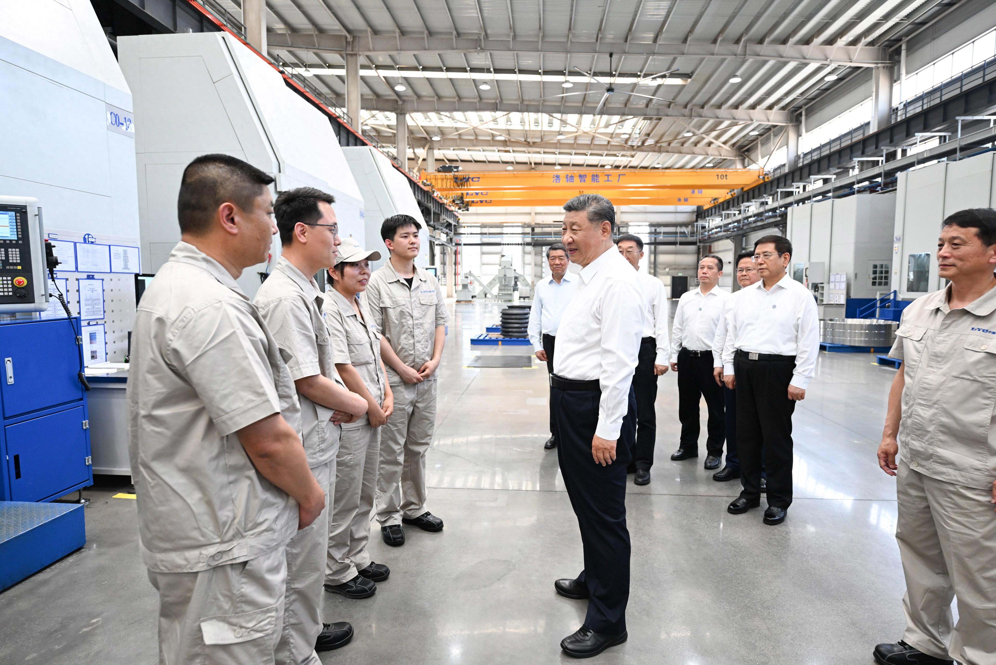 5月19日至20日，中共中央總書記、國家主席、中央軍委主席習(xí)近平在河南考察。這是19日下午，習(xí)近平在洛陽軸承集團股份有限公司智能工廠考察時，同企業(yè)職工親切交流。新華社記者 燕雁 攝