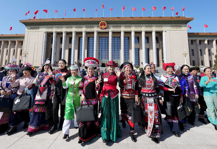 2024年3月8日,十四屆全國人大二次會議第二次全體會議結(jié)束后,女代表在北京人民大會堂前合影留念。新華社記者 王毓國 攝