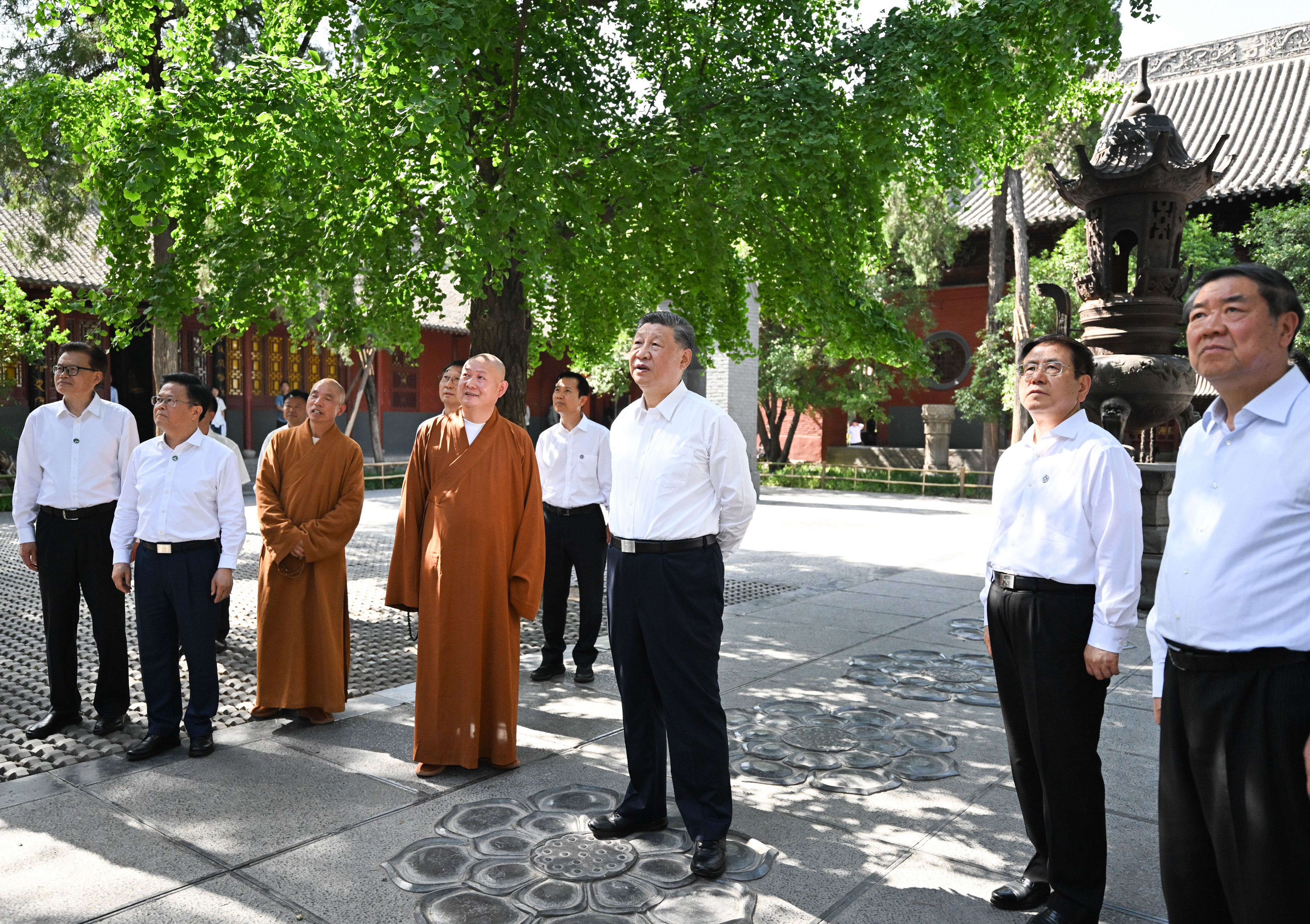 5月19日至20日，中共中央總書記、國家主席、中央軍委主席習(xí)近平在河南考察。這是19日下午，習(xí)近平在洛陽白馬寺考察。新華社記者 燕雁 攝