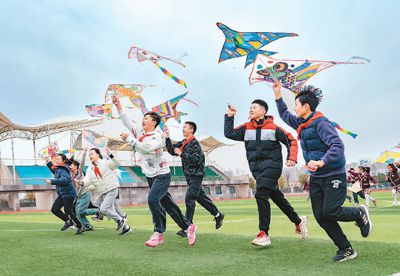 3月18日，江蘇省海安市南屏小學(xué)的孩子們?cè)诓賵?chǎng)上放風(fēng)箏，感受春天的氣息。翟慧勇攝（人民視覺(jué)）