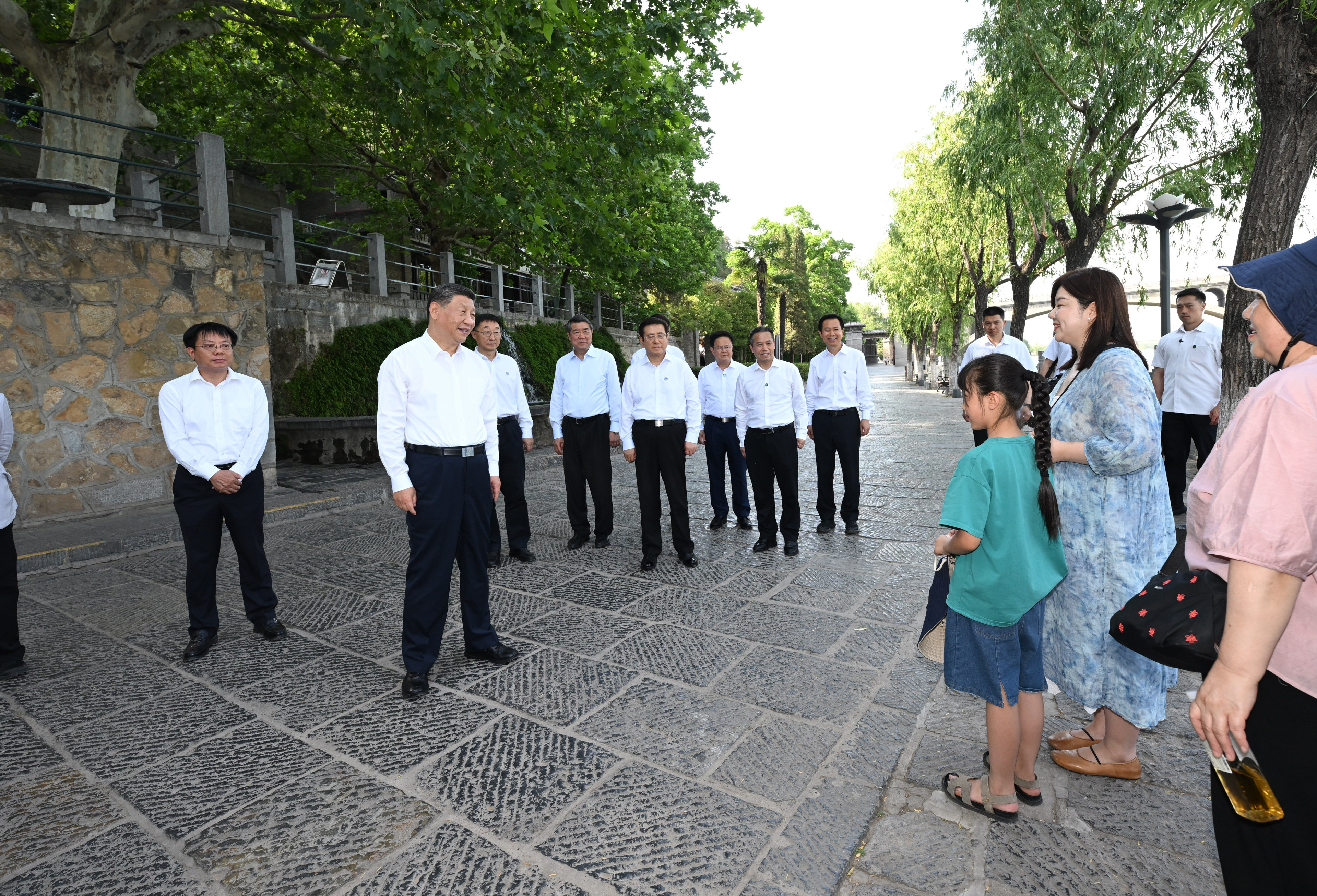 5月19日至20日，中共中央總書記、國家主席、中央軍委主席習(xí)近平在河南考察。這是19日下午，習(xí)近平在洛陽龍門石窟考察時，同游客親切交流。新華社記者 謝環(huán)馳 攝