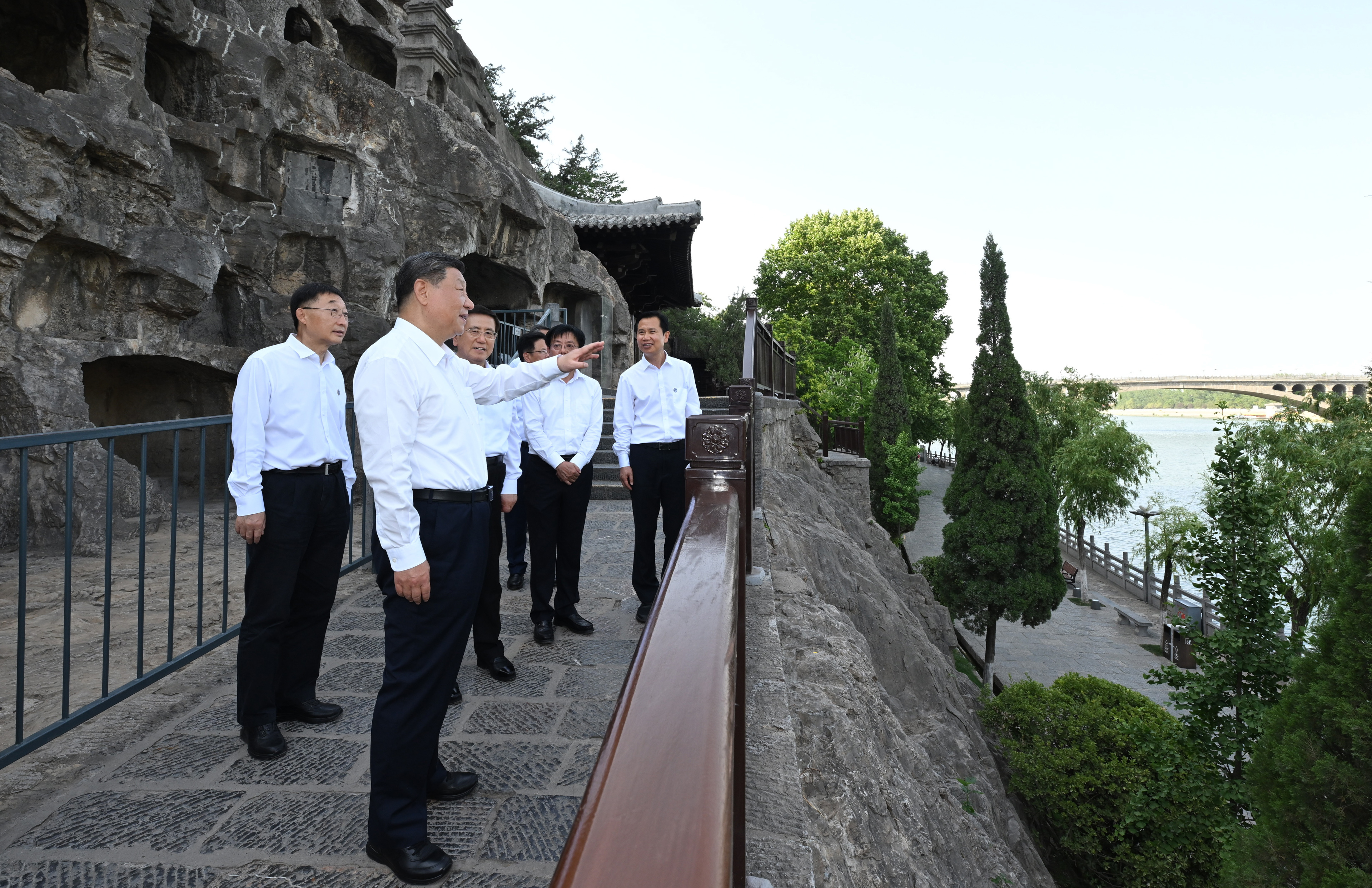5月19日至20日，中共中央總書記、國家主席、中央軍委主席習(xí)近平在河南考察。這是19日下午，習(xí)近平在洛陽龍門石窟考察。新華社記者 謝環(huán)馳 攝