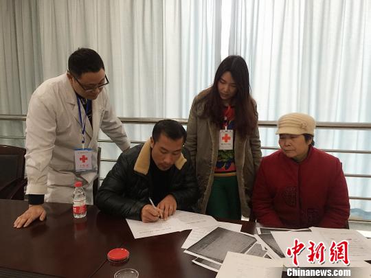 小月的父親和奶奶填寫(xiě)遺體和器官捐獻(xiàn)志愿書(shū)。重慶紅會(huì)供圖