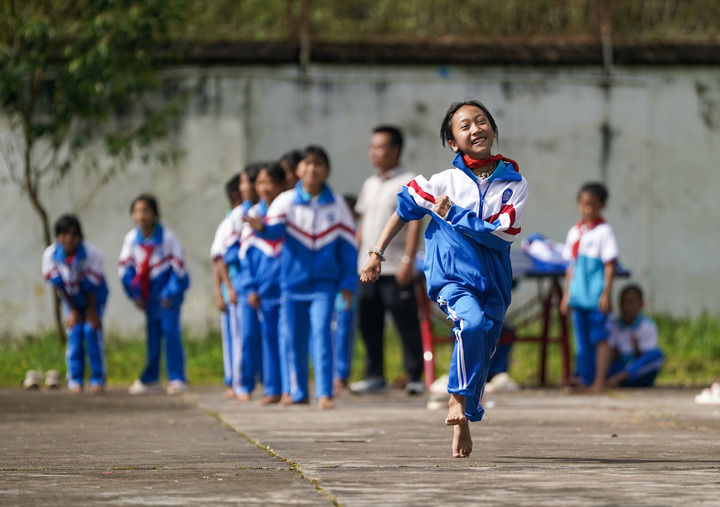 2025年9月15日,云南省普洱市孟連傣族拉祜族佤族自治縣臘福小學(xué)學(xué)生課間在操場進(jìn)行奔跑接力比賽。新華社記者 陳欣波 攝