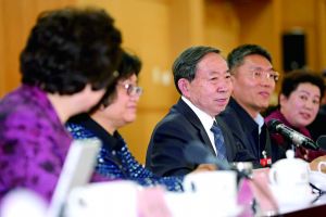 3月8日，全國政協(xié)舉行教育界別聯(lián)組會議，教育部部長袁貴仁右三到會聽取建議。