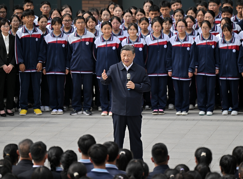 2024年6月18日，習(xí)近平總書(shū)記在青海果洛西寧民族中學(xué)考察時(shí)，同師生們親切交流。