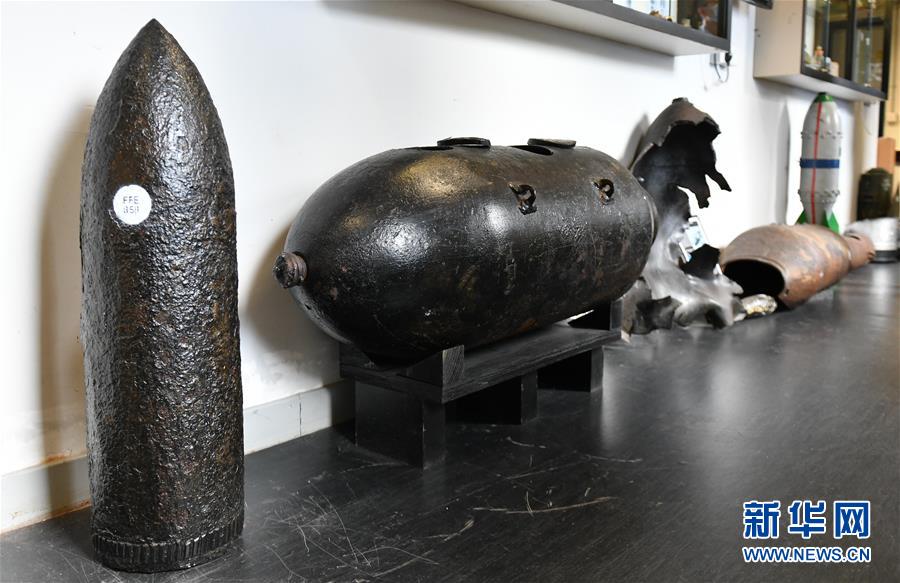 (港澳臺·香港故事·圖文互動)(8)用手觸摸二戰(zhàn)炸彈的人——訪香港警方拆彈專家