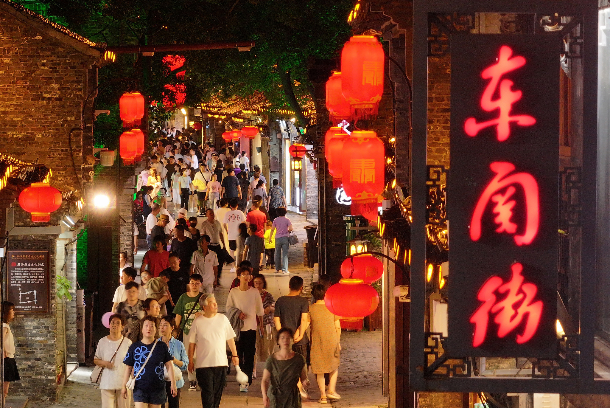 江蘇揚州:“夜經(jīng)濟”點亮古街夏日夜生活(圖片來源:視覺中國) 江蘇揚州:“夜經(jīng)濟”點亮古街夏日夜生活(圖片來源:視覺中國)