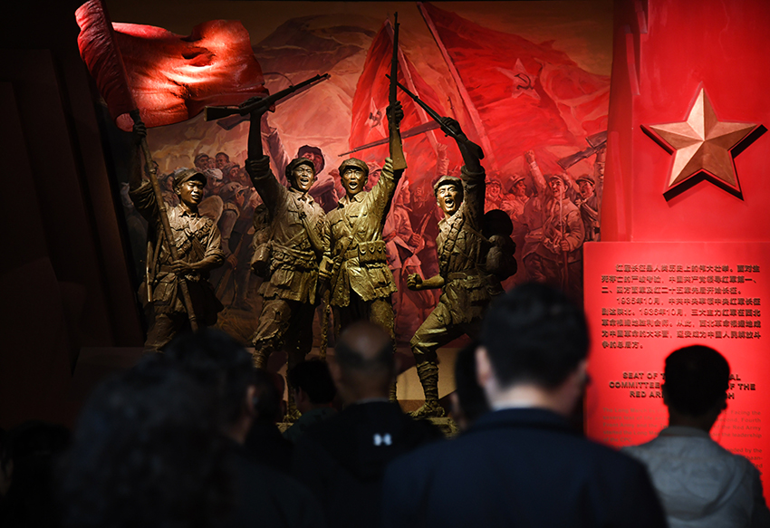 圖為2024年5月9日,游客在延安革命紀念館參觀。 新華社記者 張博文 攝