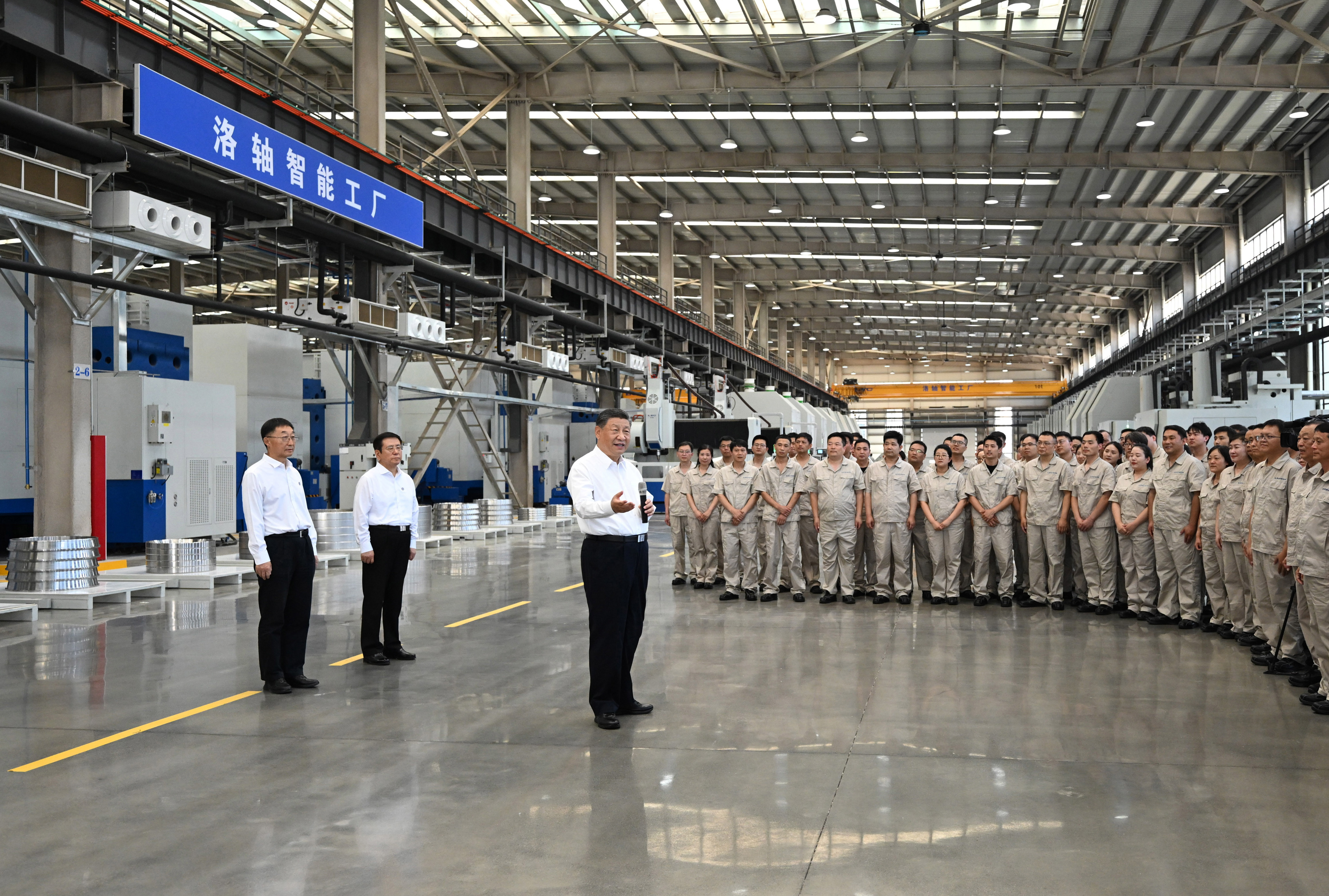5月19日至20日，中共中央總書記、國家主席、中央軍委主席習(xí)近平在河南考察。這是19日下午，習(xí)近平在洛陽軸承集團股份有限公司智能工廠考察時，同企業(yè)職工親切交流。新華社記者 燕雁 攝