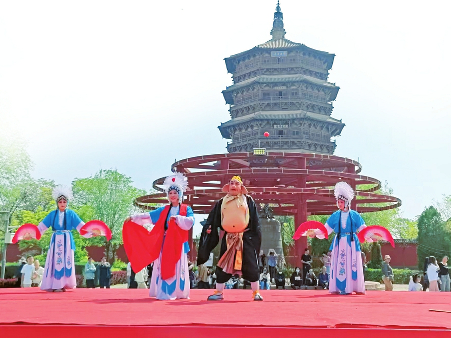 應(yīng)縣祈園廣場搭起的耍孩兒劇公益演出舞臺上,正在演出耍孩兒劇目《獅子洞》。山西日報記者馬占富攝 應(yīng)縣祈園廣場搭起的耍孩兒劇公益演出舞臺上,正在演出耍孩兒劇目《獅子洞》。山西日報記者馬占富攝