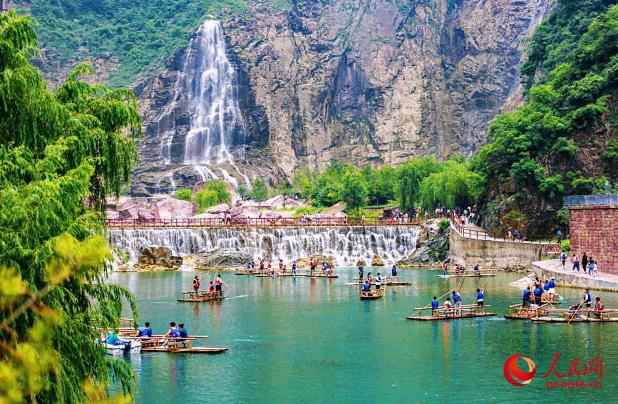 泛舟水上,成為酷熱夏季的一個避暑良方。人民網(wǎng)記者 王佩攝