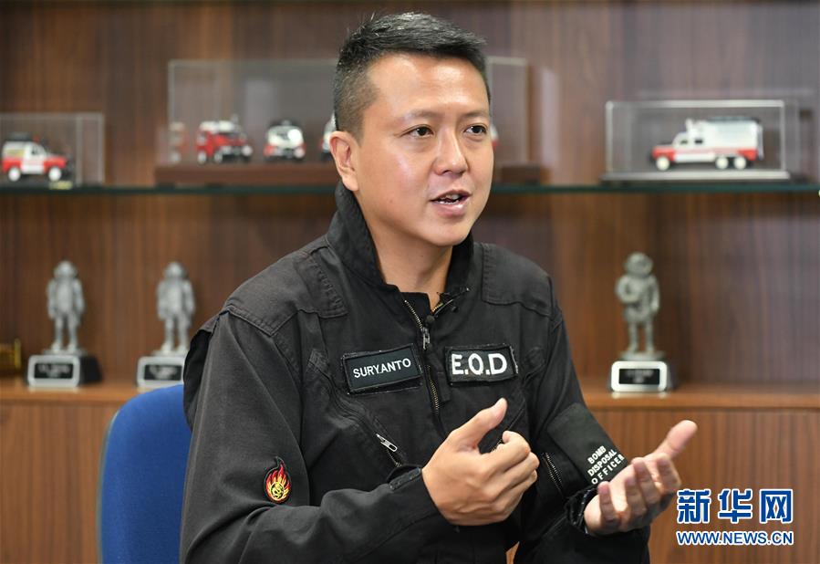 (港澳臺·香港故事·圖文互動)(1)用手觸摸二戰(zhàn)炸彈的人——訪香港警方拆彈專家