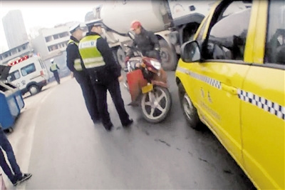 交巡警發(fā)現(xiàn)張師傅還是酒駕。 本報(bào)記者 甘俠義 攝