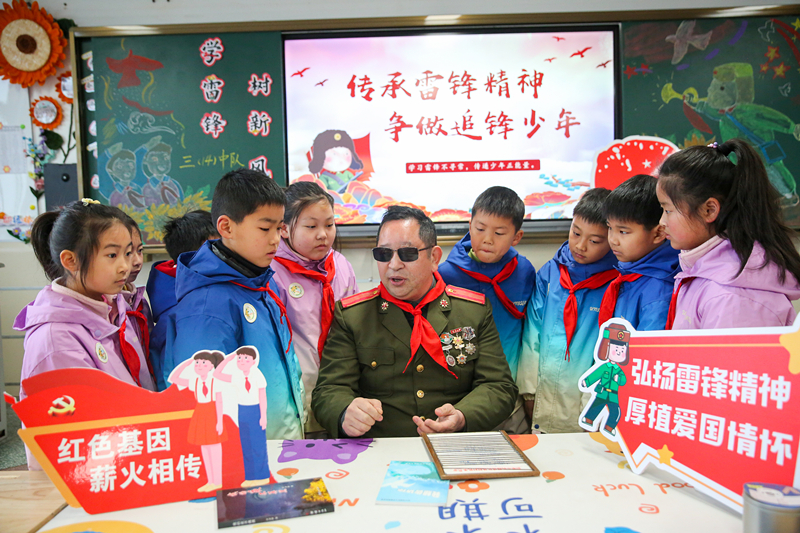 2025年3月3日，江蘇南通如皋市安定小學(xué)里，傷殘軍人許波銀在思政小課堂上向?qū)W生講述雷鋒故事。