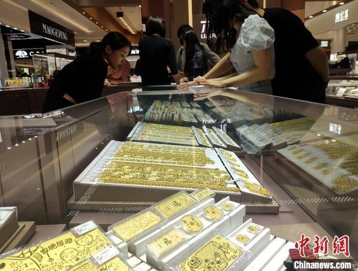 資料圖：民眾在商場購買黃金飾品。 <a target='_blank' href='/'>中新社</a>記者 呂明 攝