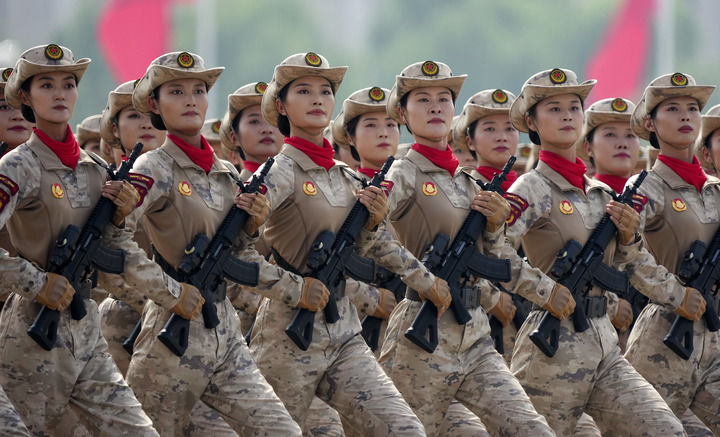 2025年9月3日,紀(jì)念中國人民抗日戰(zhàn)爭暨世界反法西斯戰(zhàn)爭勝利80周年大會在北京隆重舉行。這是民兵方隊接受檢閱。新華社記者 許暢 攝