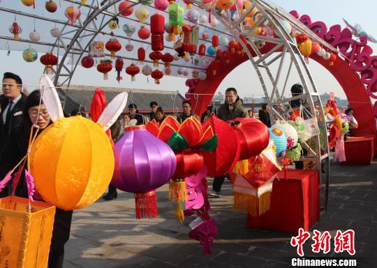 百余小學(xué)生西安城墻捐“愛(ài)心花燈”資助留守兒童