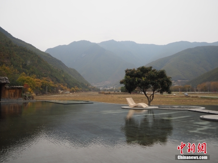 云南迪慶州維西縣塔城鎮(zhèn)啟別村天域塔城酒店，四面被群山環(huán)抱，風(fēng)景宜人。高雅曼 攝